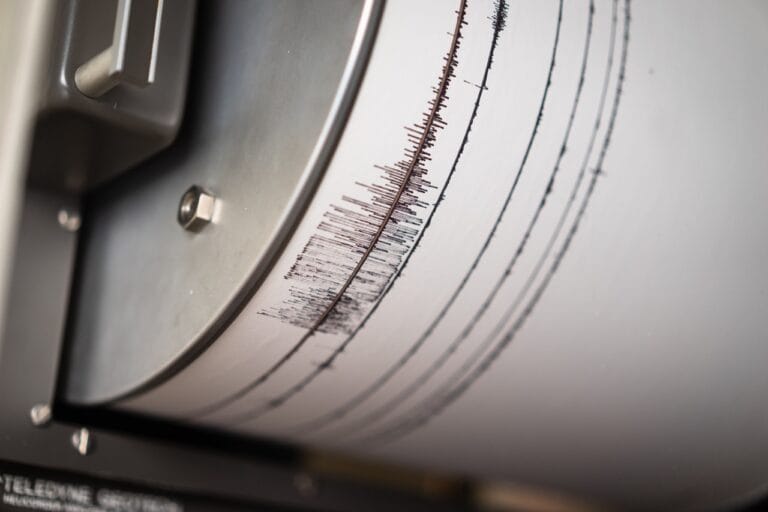 Earthquake activity monitor